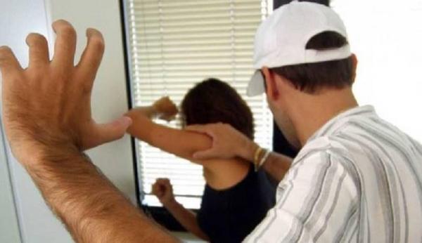 CAZ TERIFIANT în Italia! Un român şi-a UCIS în BĂTAIE iubita deoarece tânăra nu SPĂLASE VASELE. Femeia a căzut şi s-a lovit la cap, fiind găsită după mai multe ore