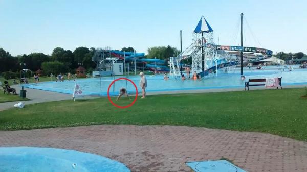 SCENĂ SCÂRBOASĂ în Mureş. Un băiat a DEFECAT în buza PISCINEI, sub privirile îngăduitoare ale bunicului. NIMENI n-a mişcat un deget (VIDEO)