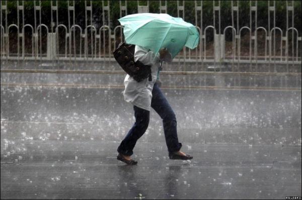 Se strică vremea! Meteorologii au emis COD GALBEN şi PORTOCALIU de precipitaţii