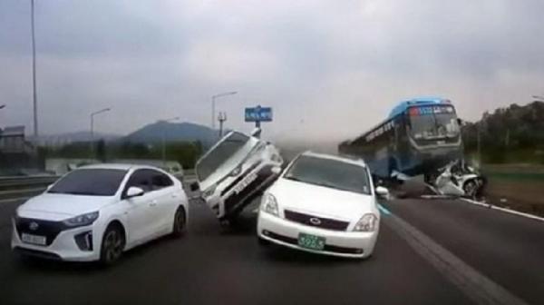 ACCIDENT incredibil surprins de camere! Un autocar DISTRUGE în calea sa trei maşini, dupa ce şoferul a adormit la volan (VIDEO)