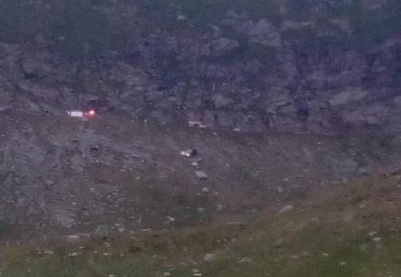 Transfăgărăşan, un drum frumos, dar periculos! Au vrut să facă o poză cu una dintre cele mai renumite şosele din lume, dar au rămas fără maşină (FOTO)
