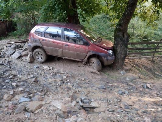 Prăpăd în Alba, în urma ploilor! O maşină a fost luată de viitură, zeci de gospodării inundate (FOTO)