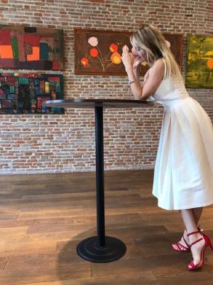 Emoții pentru prezentatoarea Octavia Geamănu, cu ocazia deschiderii expoziției de pictură "Hipnotic by Marian Ionescu" (VIDEO)