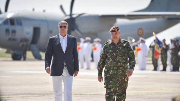 Prima doamnă a României a avut o reacţie FABULOASĂ la o fotografie în care preşedintele Iohannis apare la baza Mihail Kogălniceanu, cu ochelari de soare