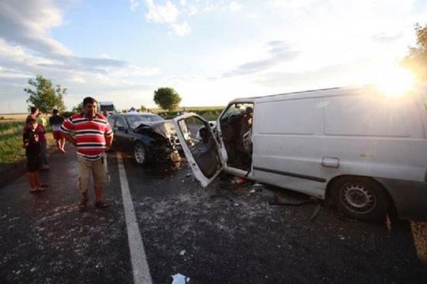 ACCIDENT GRAV în Buzău: Opt persoane, printre care doi copii, au fost rănite după ce două maşini s-au ciocnit frontal, pe DN2.