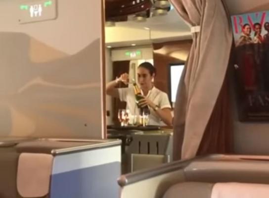 REVOLTĂTOR! Pentru ce plătim atât de SCUMP produsele din avion? Imagini ŞOCANTE arată ce face o stewardesă atunci când călătorii nu sunt atenţi! E vorba de o companie aeriană DE TOP