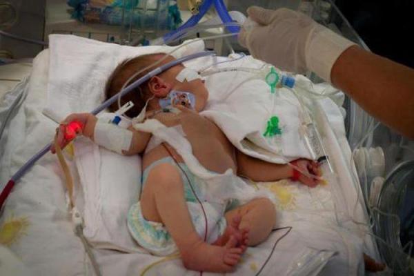 ÎNREGISTRARE ŞOCANTĂ! Cum vrea un medic din Hunedoara, acuzat de MALPRAXIS, să cumpere tăcerea unui proaspăt tătic (AUDIO)