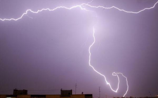 COD GALBEN de averse şi descărcări electrice, în următoarele ore, în opt judeţe. Ce zone vor fi afectate