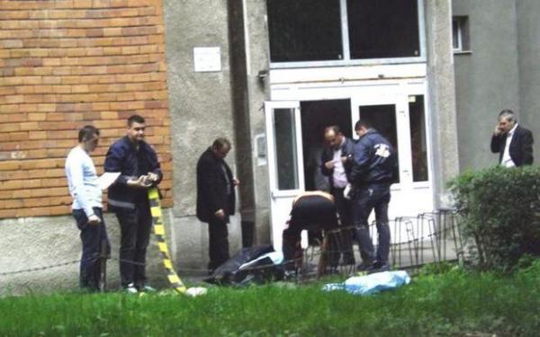 SFÂRŞIT CUMPLIT pentru o copilă de 15 ani! Adolescenta A MURIT, după ce s-a aruncat de la etajul patru al unui bloc din Câmpulung