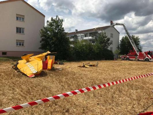 Un avion de mici dimensiuni S-A PRĂBUŞIT, în Elveţia, atingând acoperişul unei case, înainte de a se izbi de pământ. Pilotul E VIU!!!