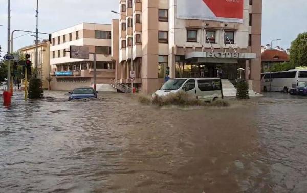 IMAGINI DRAMATICE la Tulcea! Un sfert de oră de POTOP şi apa a luat maşinile de pe stradă! VIDEO