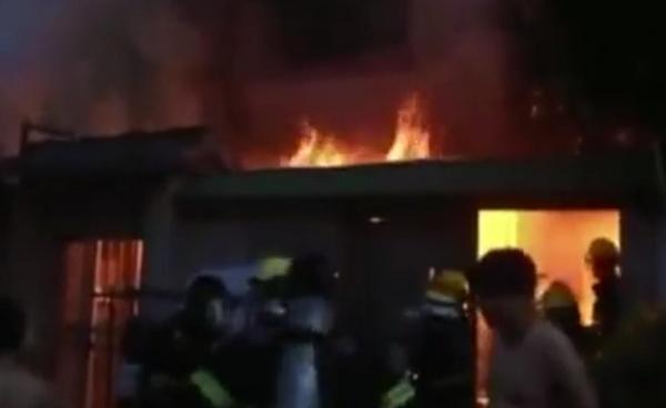 22 DE MORŢI într-un incendiu devastator! O casă cu două etaje a fost făcută scrum, sâmbătă noaptea