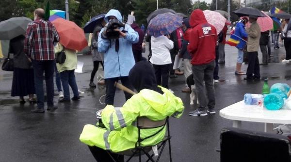 Nou protest anti-guvernamental în Capitală. Manifestanţii au pus CĂTUȘE pe poarta sediului PSD şi au lipit poza lui SOROS lângă sigla partidului