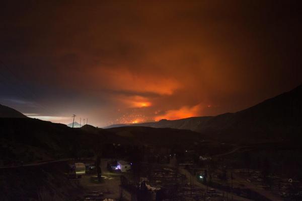 Evacuare masivă în Canada! Circa 37.000 de persoane au fugit din calea incendiilor devastatoare de pădure. VIDEO DRAMATIC