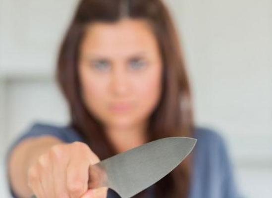 O argeșeancă de 22 de ani, mamă a doi copii, a ajuns la URGENȚE cu un CUȚIT înfipt în piept, după un scandal cu SOACRA