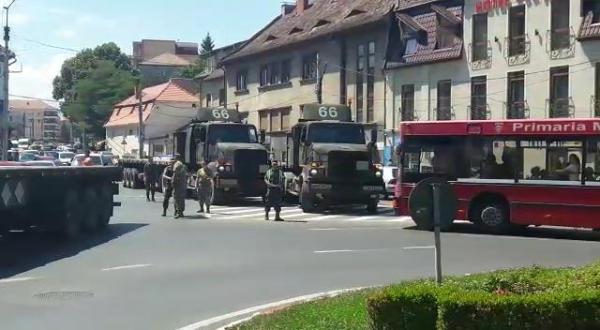 Camion NATO, în care se aflau militari străini, implicat într-un accident rutier la Sibiu (VIDEO)