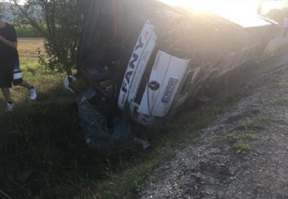 PLAN ROȘU DE INTERVENȚIE la Cluj: Un AUTOCAR s-a ciocnit cu un autoturism şi s-a răsturnat. Sunt răniti! AVEM IMAGINI