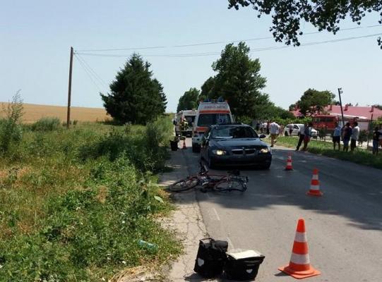Un BMW condus de un şofer de 20 de ani A INTRAT ÎN PLIN în trei biciclişti englezi, în satul tulcean Agighiol! Un mort şi doi răniţi grav, luaţi cu elicopterul