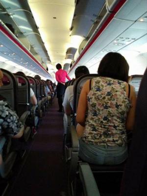Imagine VIRALĂ cu un pasager aşezat pe un scaun FĂRĂ SPĂTAR, într-un avion Wizz Air! Care este explicaţia companiei aeriene!