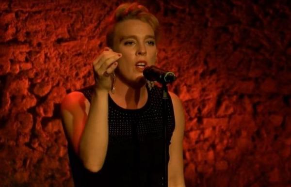 MOMENT DRAMATIC în timpul unui concert. O cântăreaţă a murit pe scenă, ELECTROCUTATĂ! (VIDEO)