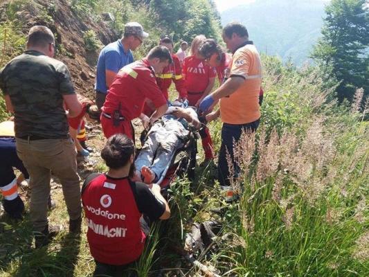 INCIDENT GRAV în masivul Ţibleş: Un bărbat A CĂZUT 70 de metri într-o râpă, cu tot cu utilajul în care se afla. Imagini DRAMATICE de la operatiunea de salvare