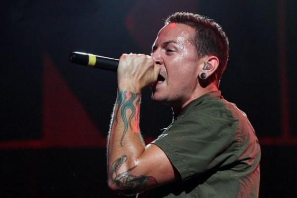 DRAMA din spatele succesului! Chester Bennington a fost TERORIZAT de o fană nebună, care lucra la un laborator nuclear și avea acasă un altar dedicat solistului (FOTO&VIDEO)