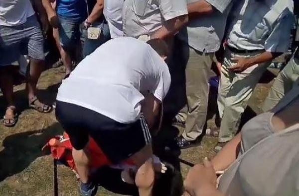 O tânără a fost bruscată în timpul discursului premierului maghiar, Viktor Orban, de la Băile Tuşnad (VIDEO)