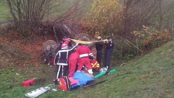 Descoperire MACABRĂ în comuna Pianu. Bărbat găsit mort într-o râpă adâncă de 15 metri, lângă un tractor răsturnat