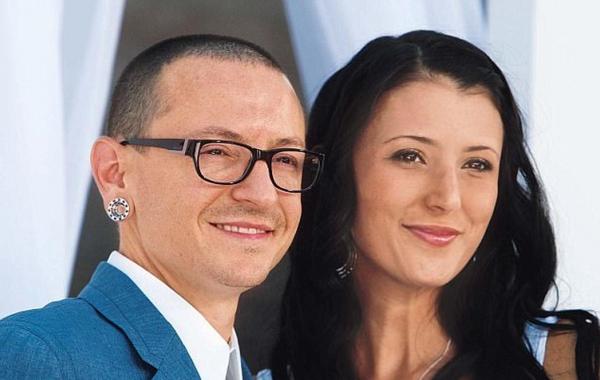 Mesaje ofensatoare pe contul de Twitter al văduvei lui Chester Bennington. Contul Talindei a fost spart de un hacker, la câteva ore de la moartea artistului