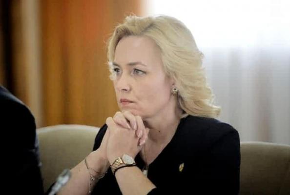 Carmen Dan, la înmormântarea poliţistului Sorin Vezeteu: "Trebuie să avem o legislaţie care să susţină autoritatea poliţistului"