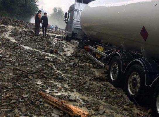 Atenţie, şoferi! DRUM BLOCAT de aluviuni şi copaci căzuţi pe carosabil în Prahova. Poliţia anunţă RUTE OCOLITOARE