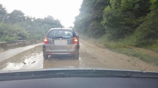 Furtunile fac ravagii în ţară! Trafic blocat în judeţul Argeş, din cauza aluviunilor din urma ploilor