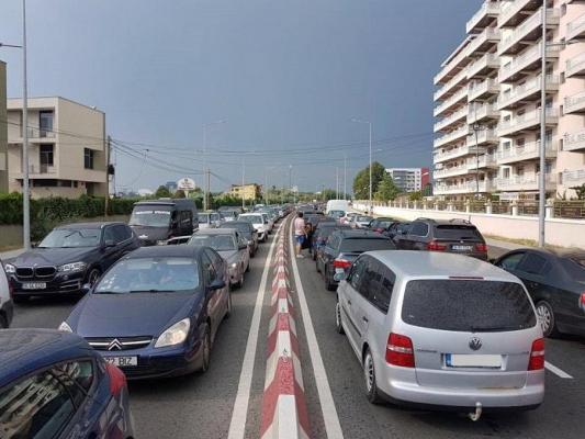 Vremea rea paralizează traficul pe litoral! Aglomeraţie infernală în zona staţiunii Mamaia (FOTO)