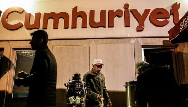 Nume grele ale jurnalismului din Turcia sunt aduse astăzi, în faţa justiţiei. 17 jurnalişti de opoziţie sunt acuzaţi că au susţinut grupări teroriste