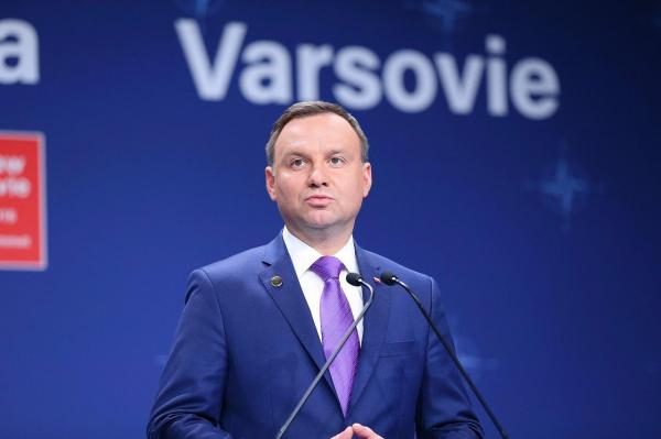 Preşedintele Poloniei blochează două dintre cele trei proiecte de lege pentru reformarea justiţiei. Mii de oameni au protestat faţă de reformele din domeniu