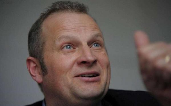 Gest DEZGUSTĂTOR! Ce a făcut un primar, după ce a pierdut un PARIU! NIMENI nu a crezut că o va face! A mâncat un...