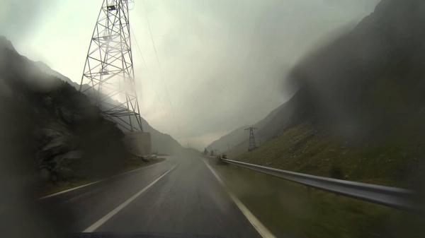 Transfăgărăşanul, BLOCAT în ambele sensuri, de VIITURĂ!