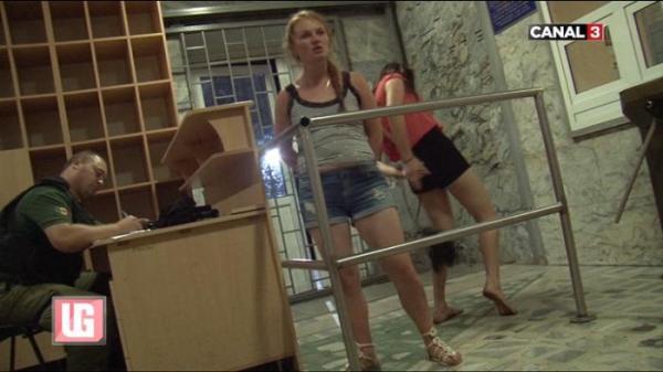 Circ la poliţie! Două MOLDOVENCE, în stare de ebrietate s-au pipăit în faţa agenţilor, în semn de protest că au fost ARESTATE | VIDEO