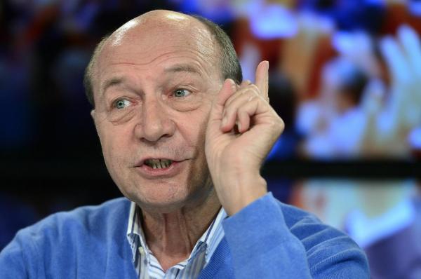 Traian Băsescu îl atacă dur pe Liviu Dragnea: "Dragnea e tot mai penibil! Dă „indicaţii preţioase” partidului, dar nimeni nu-l mai bagă în seamă"