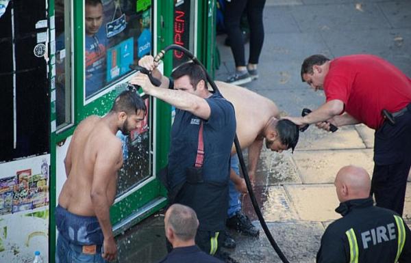 Imagini dramatice: Doi tineri au fost surprinşi turnându-şi apă pe faţă şi piept, după ce au fost atacaţi cu acid