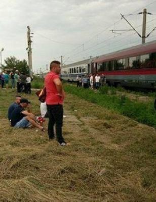 Încă un GRAV incident pe calea ferată! Pasagerii unei curse au rămas BLOCAŢI PESTE 2 ORE ÎN CÂMP, fără ca nimeni să le spună ce se întâmplă! | VIDEO