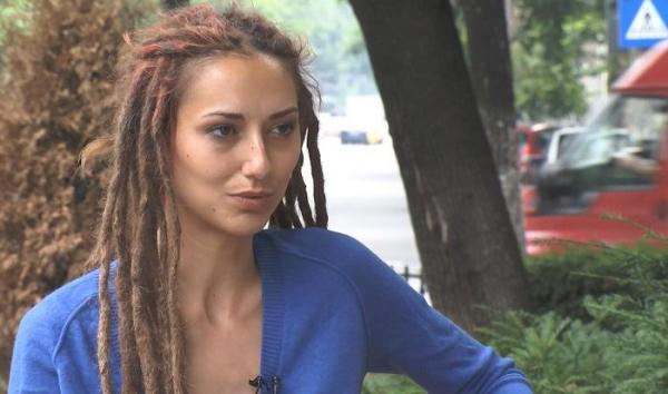INTERVIU EXCLUSIV. Iulia, cântăreaţa care îşi acuză soţul, un celebru sunetist, că a snopit-o în bătaie revine cu noi MĂRTURII CUTREMURĂTOARE