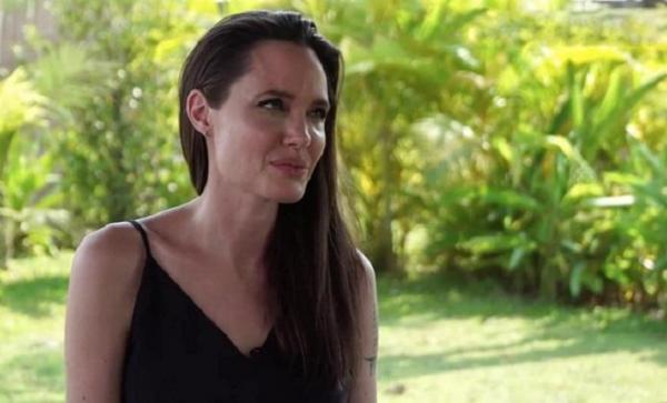 Angelina Jolie, noi dezvăluiri după divorţul de Brad Pitt: "Cred că este foarte important să plângi în duş"