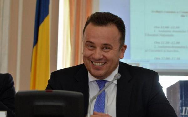 Liviu Pop LOVEȘTE din nou! Ministrul Educației vrea un nou MANUAL, după cel de Sport