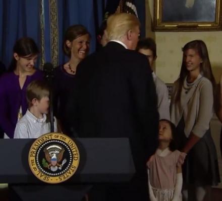 TRUMP a fost filmat ignorând un tânăr cu DIZABILITĂŢI, care voia să îi strângă mâna! | VIDEO