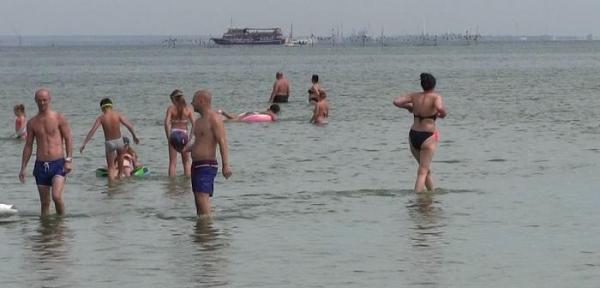 Deşi a fost PRĂPĂD în urmă cu doar 2 zile, iar plajele au fost MĂTURATE de URGIA NEMILOASĂ, turiştii nu s-au dat bătuţi! Cum arată litoralul după ravagiile făcute de furtună
