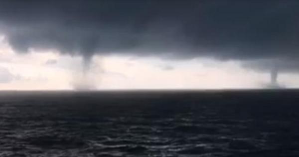 TORNADE în Marea Neagră, filmate de un român! Imagini spectaculoase cu vârtejurile de apă, în apropierea Litoralului