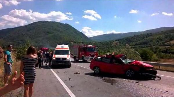 ACCIDENT GRAV la Mehadia! Un microbuz cu bulgari s-a răsturnat după ce s-a izbit VIOLENT de un TIR! VIDEO