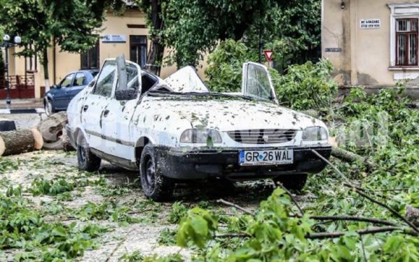 Furtuna face ravagii în ţară! Pene de curent, acoperişuri smulse, maşini distruse şi case inundate sunt efectele furtunii în mai multe judeţe