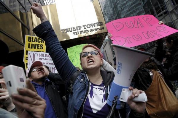 Revoltă în SUA. Mii de oameni au ieşit în stradă pentru a cere destituirea preşedintelui Donald Trump